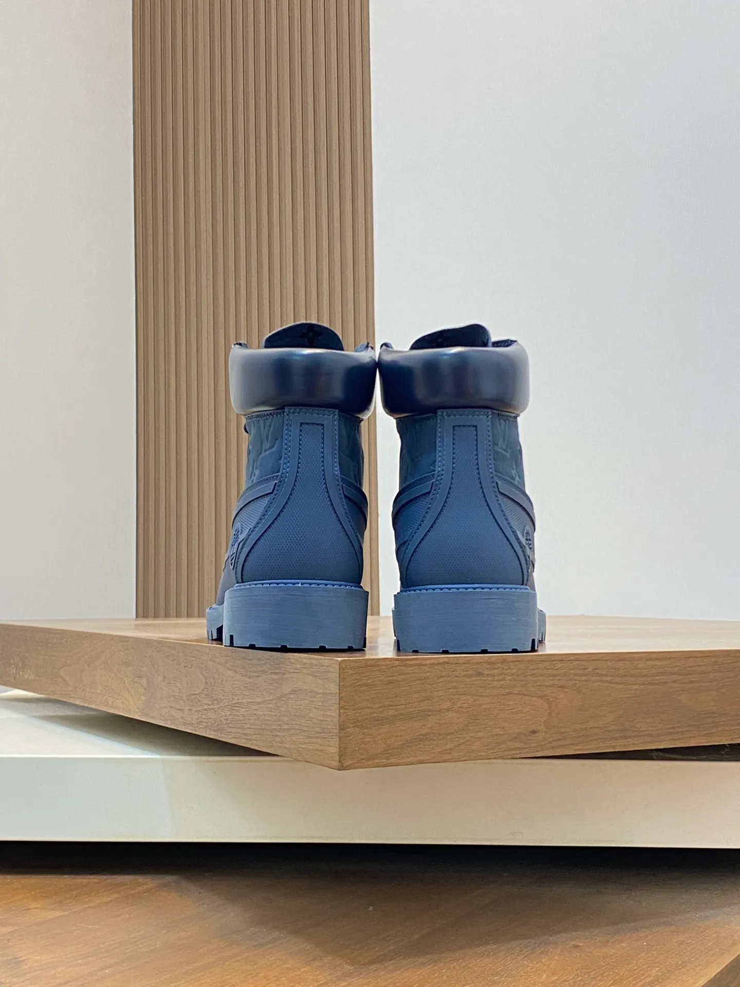 Men's men's shoes💰💰760 top-notch LV x Timberland Timberland co-branded presbyopic rhubarb boots ankle boots short boots, LV x Timberland ankle boots are made of Monogram embossed waterproof nubuck cow leather, relying on the brand's exquisite craftsmanship to carefully reshape the classic Timberland 6-inch boot shape in Italy, making an eye-catching appearance with American workwear style. Created by Pharrell Williams 2025 autumn and winter menswear show. The Monogram embossed tongue, original Timberland laces and outsole are exquisite details, the leather label expresses the cooperation logo, and the delivery counter is exquisitely packaged! Math 39-44 (order 45)